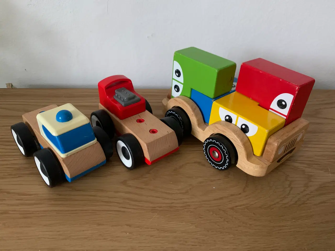 Billede 1 - 3 biler i træ. De 2 er fra IKEA, LILLABO