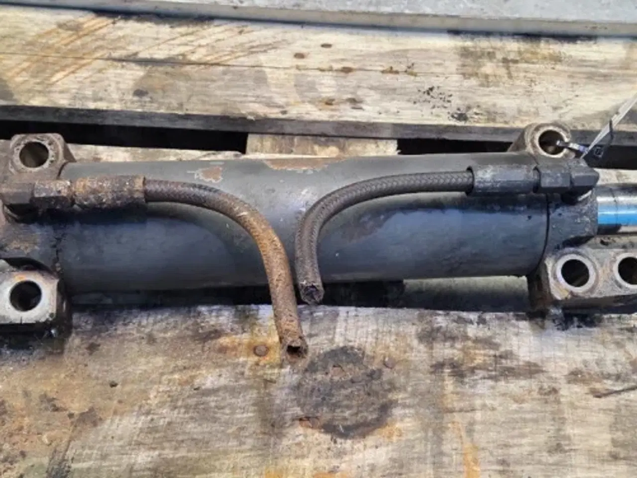 Billede 4 - New Holland LB115B Styrecylinder 85807979