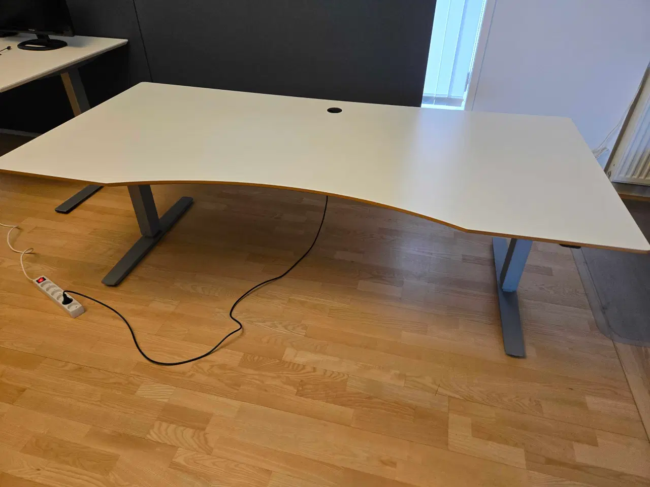 Billede 1 - Solidt Hæve-sænkebord