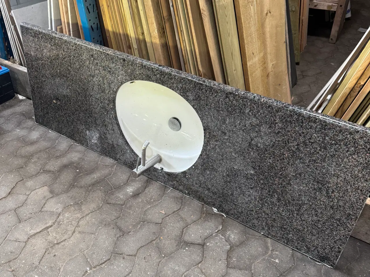 Billede 1 - Granit bordplade med vask og blandingsbatterier
