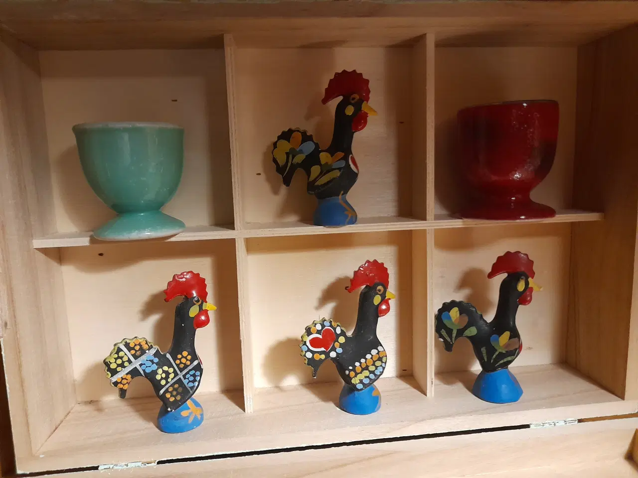 Billede 4 - Farverige Portugalhaner 4 stk +2 æggebægre