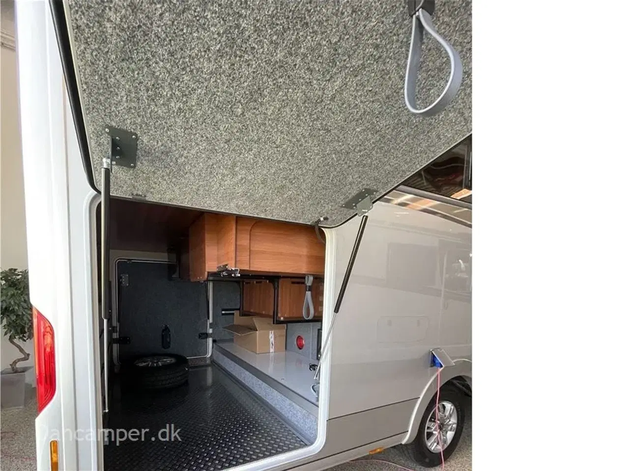 Billede 44 - 2025 - Carthago liner-for-two 53 L   Fabriksny luxuscamper Førpris Kr. 2.995.000,- MESSEPRIS kr. 2.750.000,- SPAR kr. 245.000,-