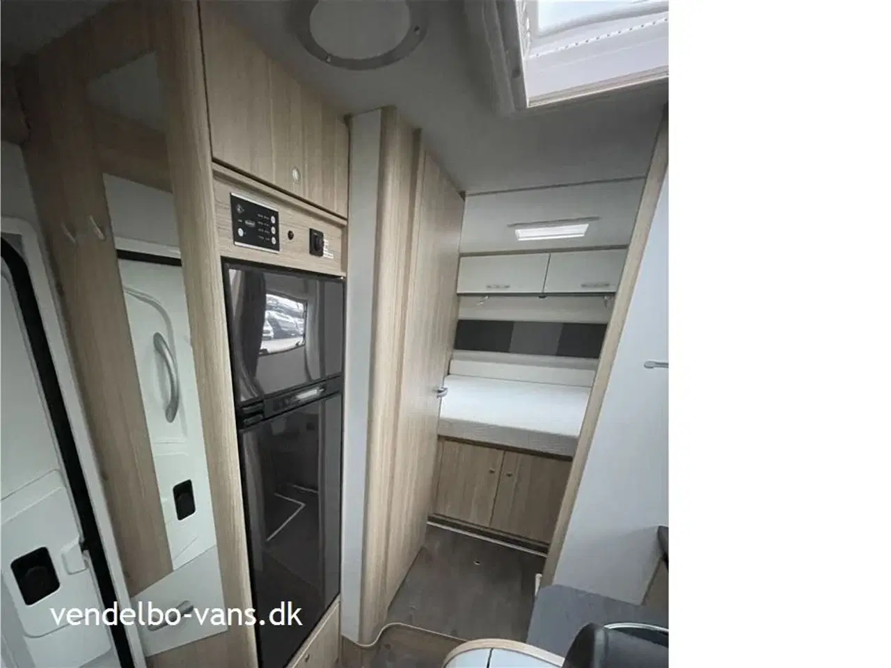 Billede 8 - 2021 - SunLight T 69 L   Quensbed med seperat toilet og bad