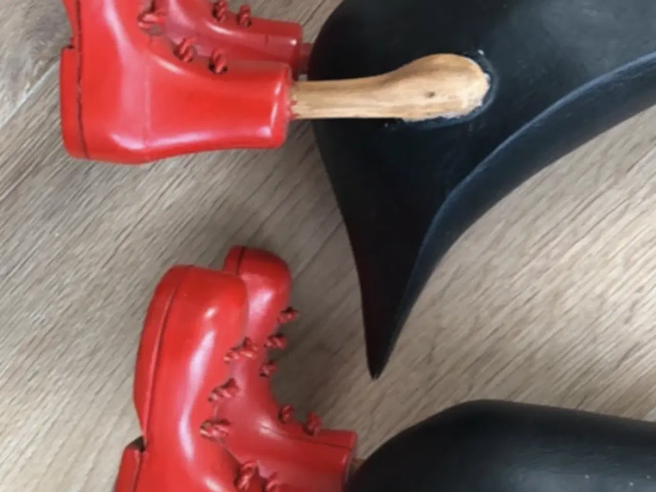 Billede 6 - Sorte træ ænder med røde snørre støvler 