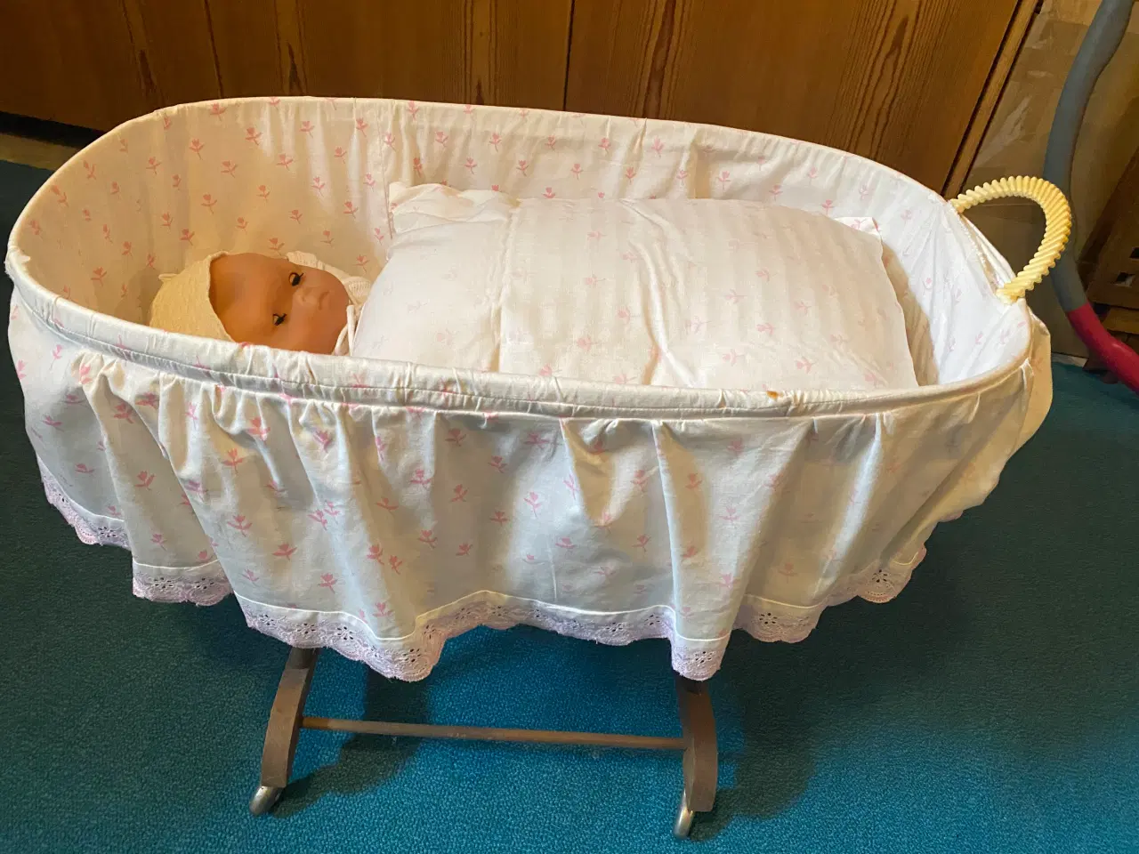 Billede 1 - Fransk retro babydukke med seng og garderobe 