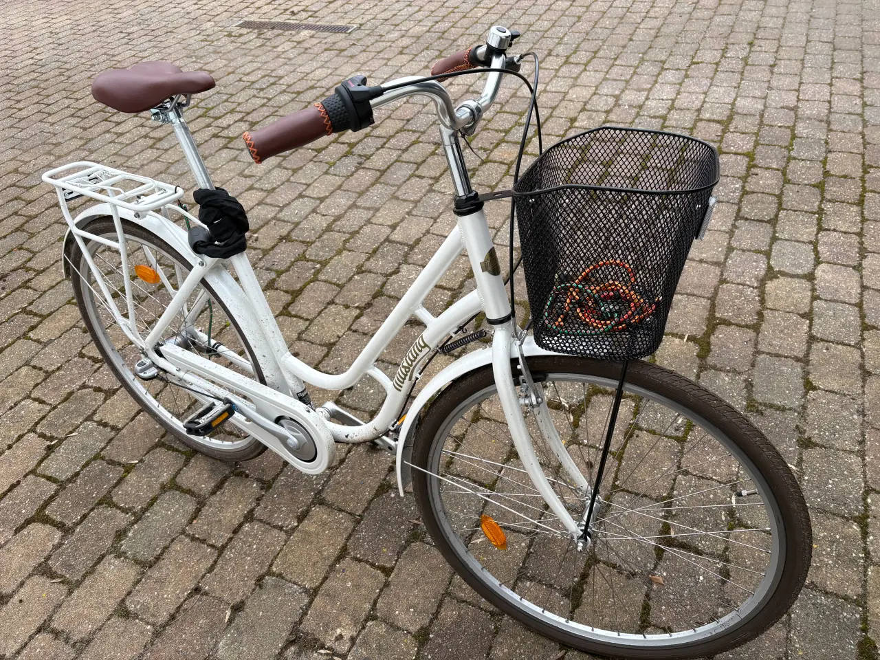 Billede 2 - Næsten ny Mustang cykel med kurv