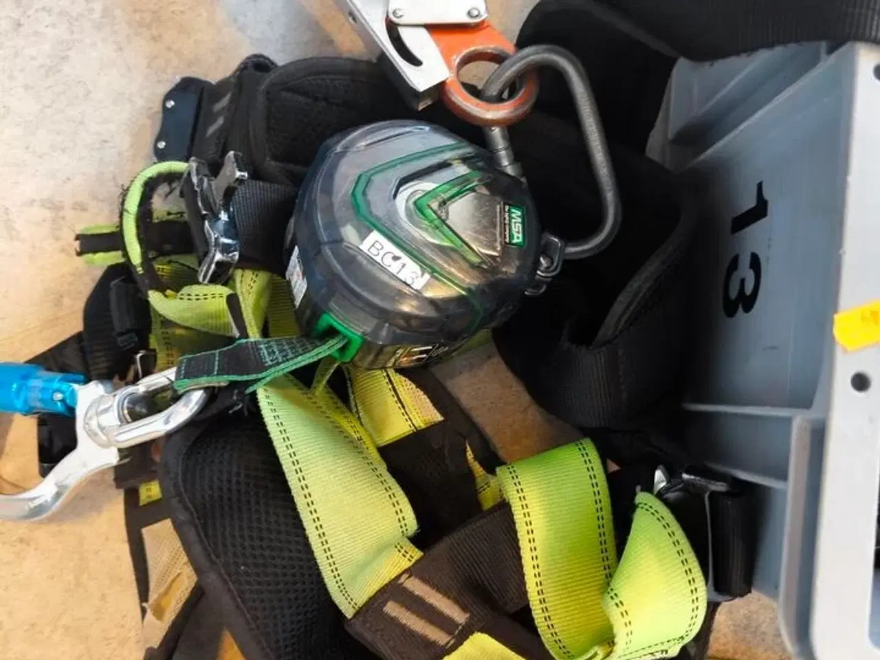 Billede 2 - Kasse m. sikringsgrej samt div.