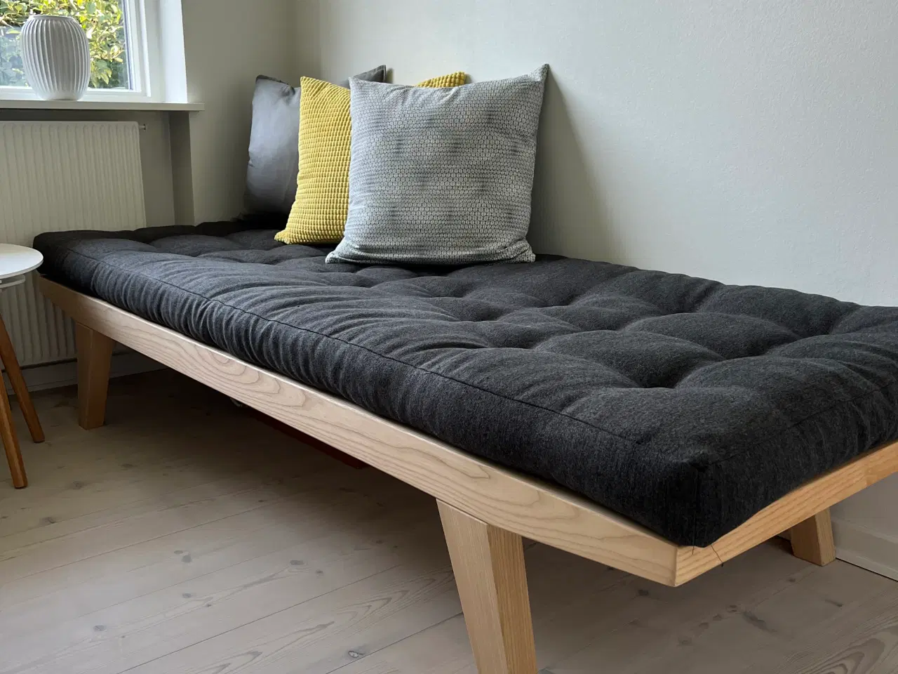 Billede 1 - Daybed i asketræ, incl.  madras med mørkt betræk. 