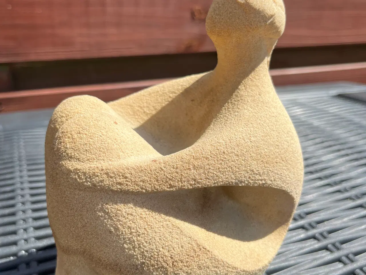 Billede 8 - Sandstens figur af siddende kvinde