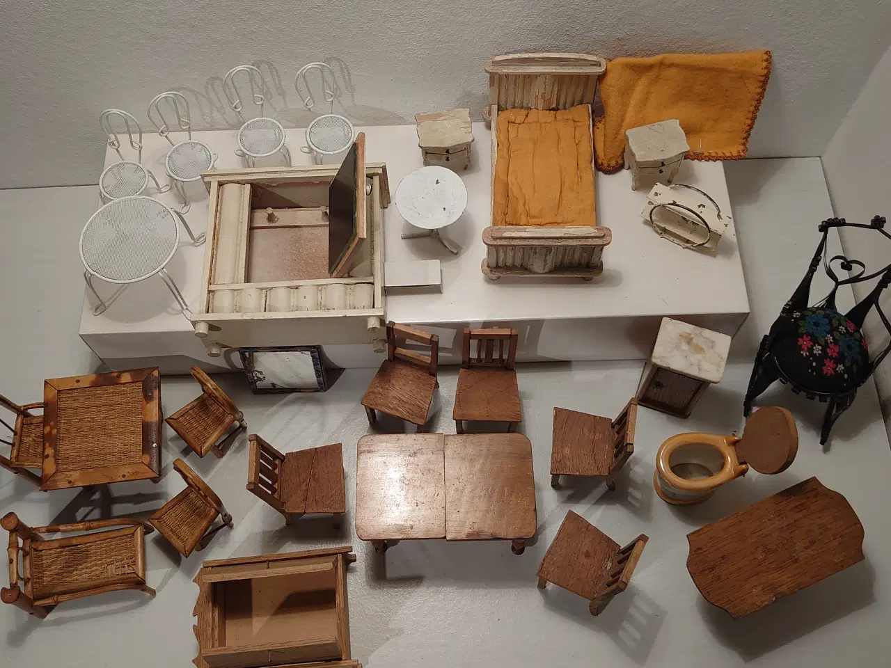 Billede 8 - 29 dele dukkehusmøbler i træ og blik. Ca.1930-40.