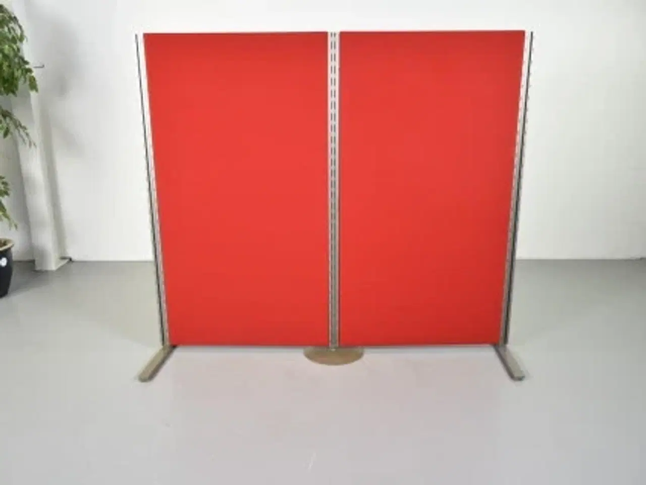 Billede 3 - Skærmvæg i rød med to fag og en flytbar hylde