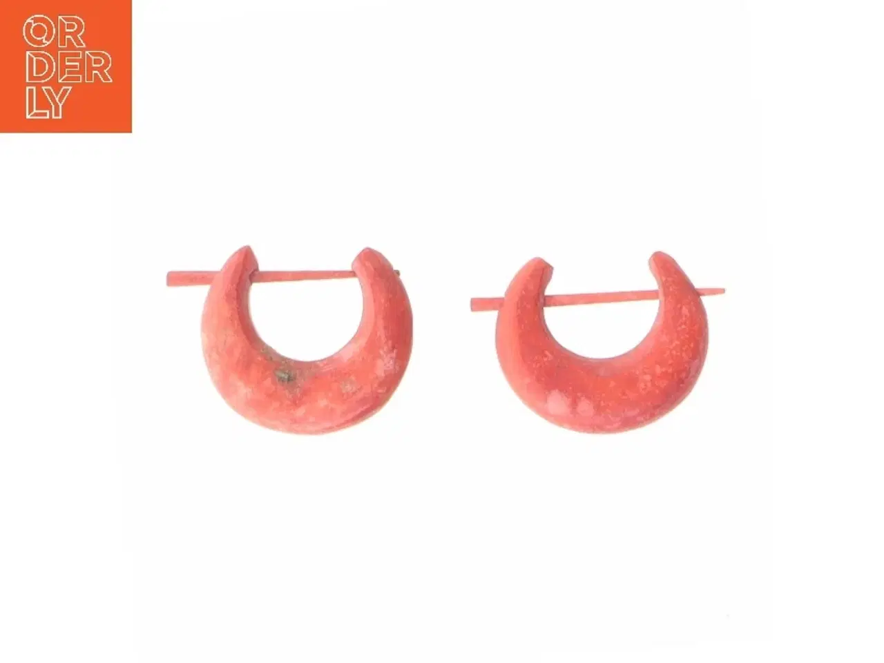 Billede 1 - Røde øreringe i halvmåneform (str. 2 cm)