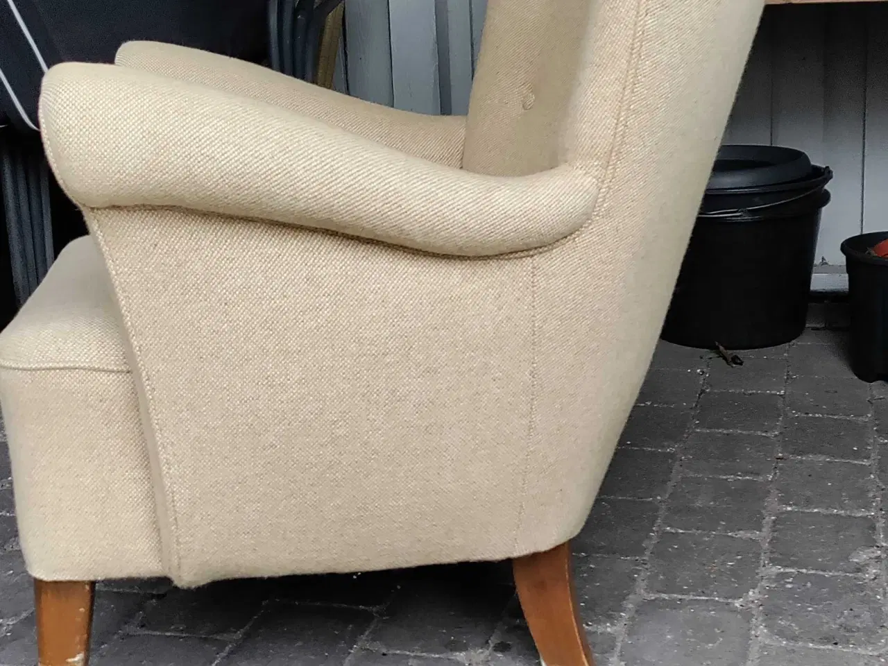 Billede 2 - Lænestol, næsten øreklapstol. Pastelgul uldstof.