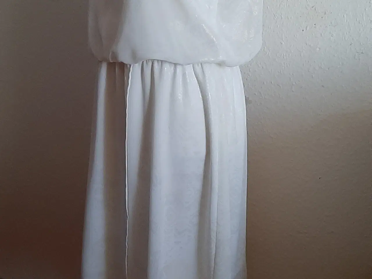 Billede 2 - Kjole-smuk Hvid med mønster-medi længde/str: M.