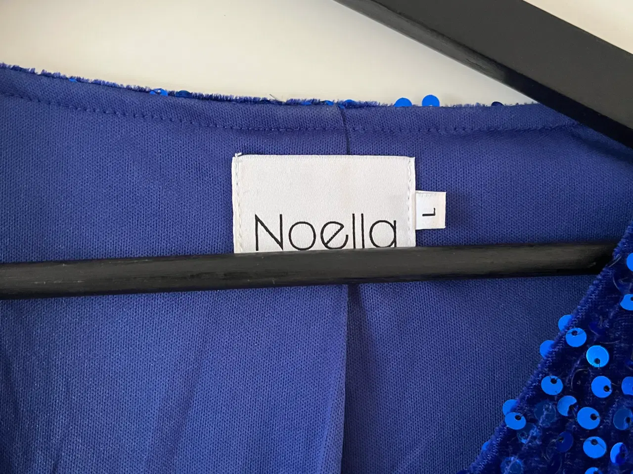Billede 3 - Flot blå paillet top fra Noella