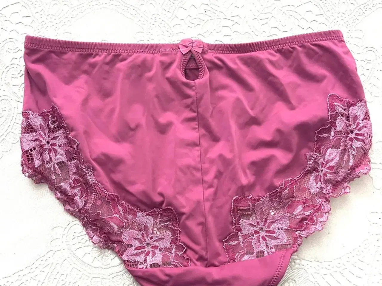 Billede 2 - Femilet cerise bh-sæt. Str 38. Bh 75 D. 