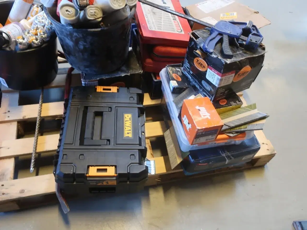 Billede 6 - Palle med byggematrialer og værktæj