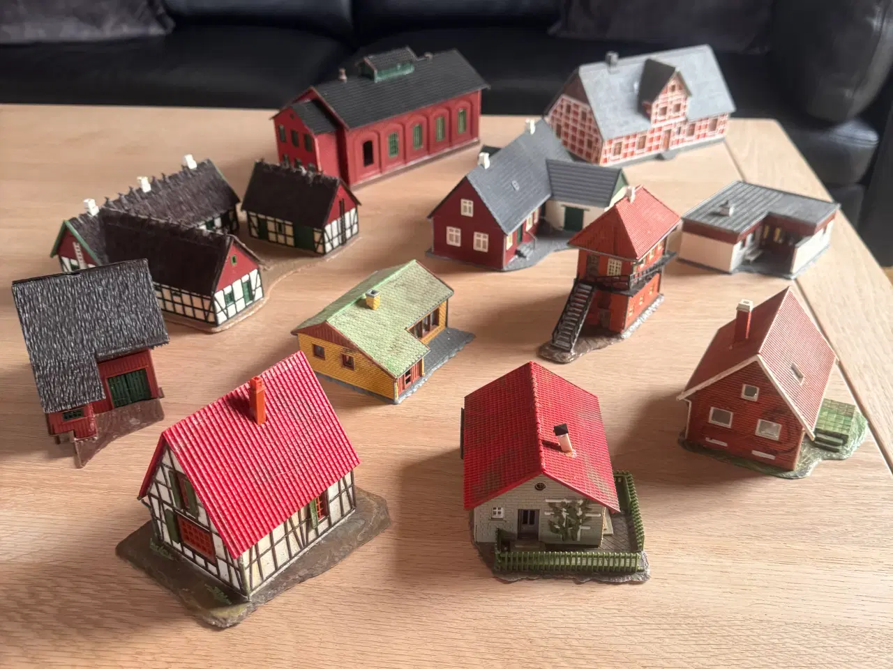 Billede 1 - Modelhuse til togbane.