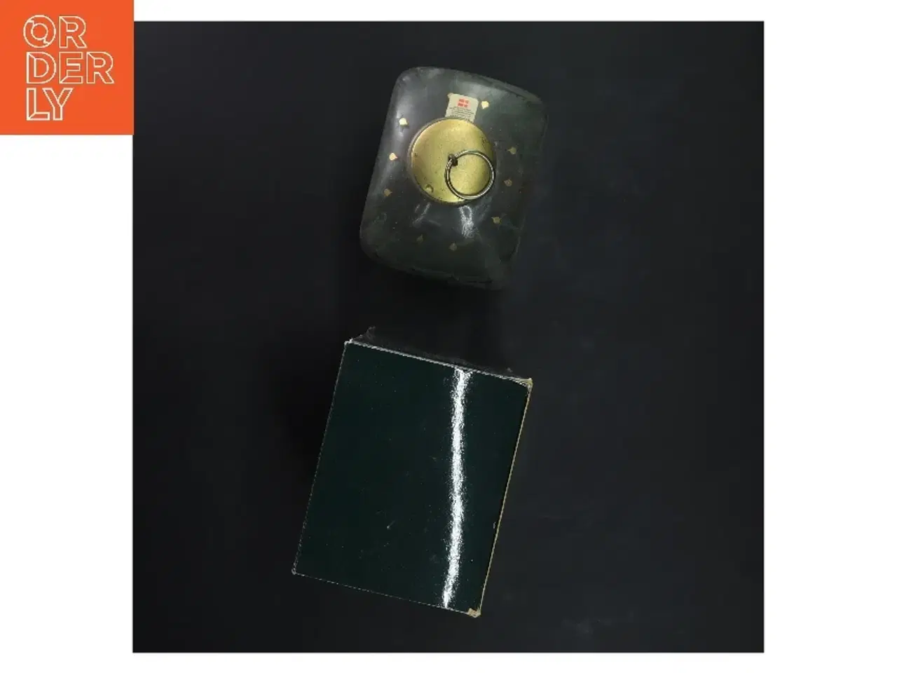 Billede 3 - Glasflaske med julemotiv fra Holmegaard (str. 18x7x9 cm)