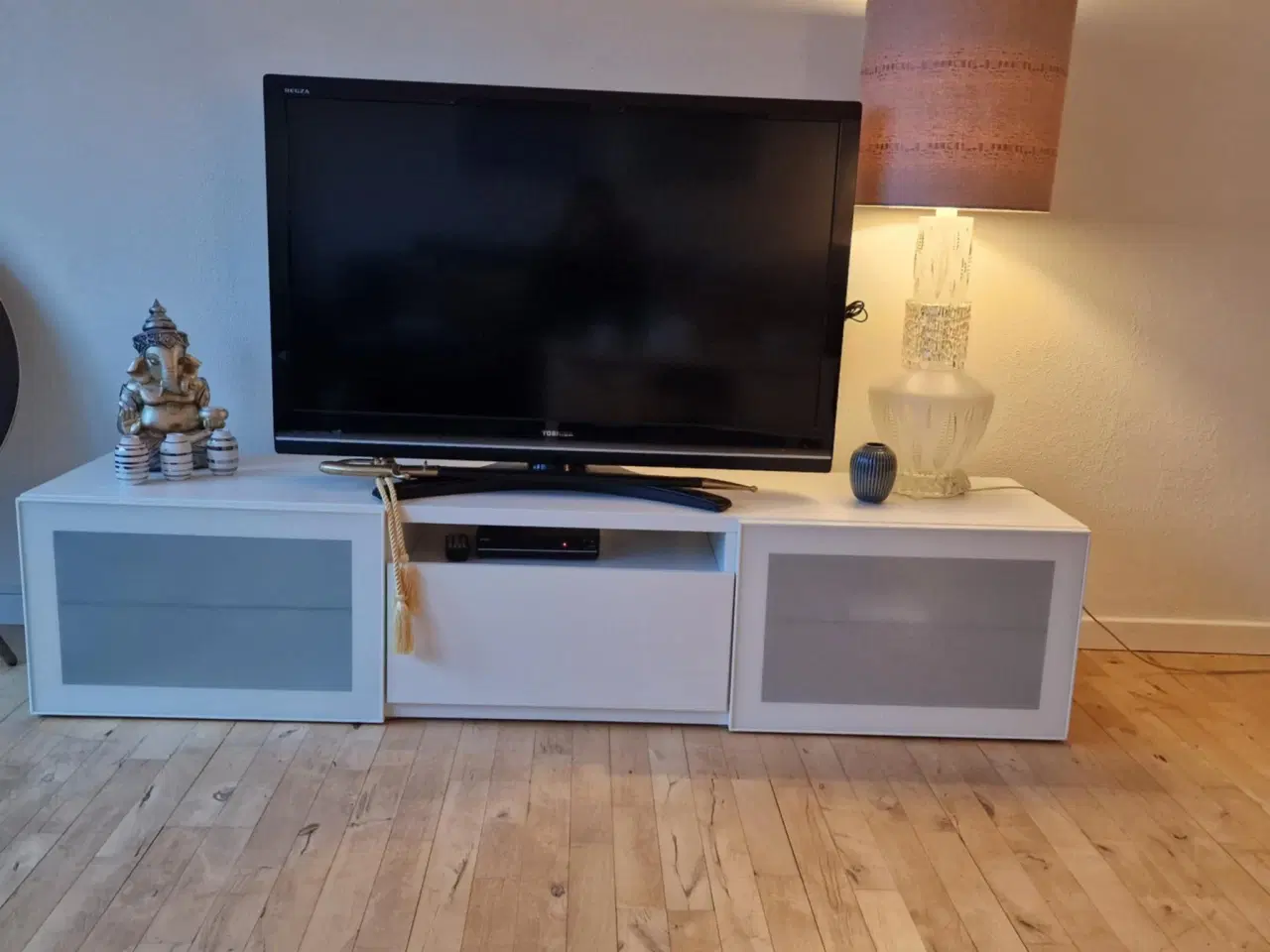 Billede 1 - TV bord i hvid 