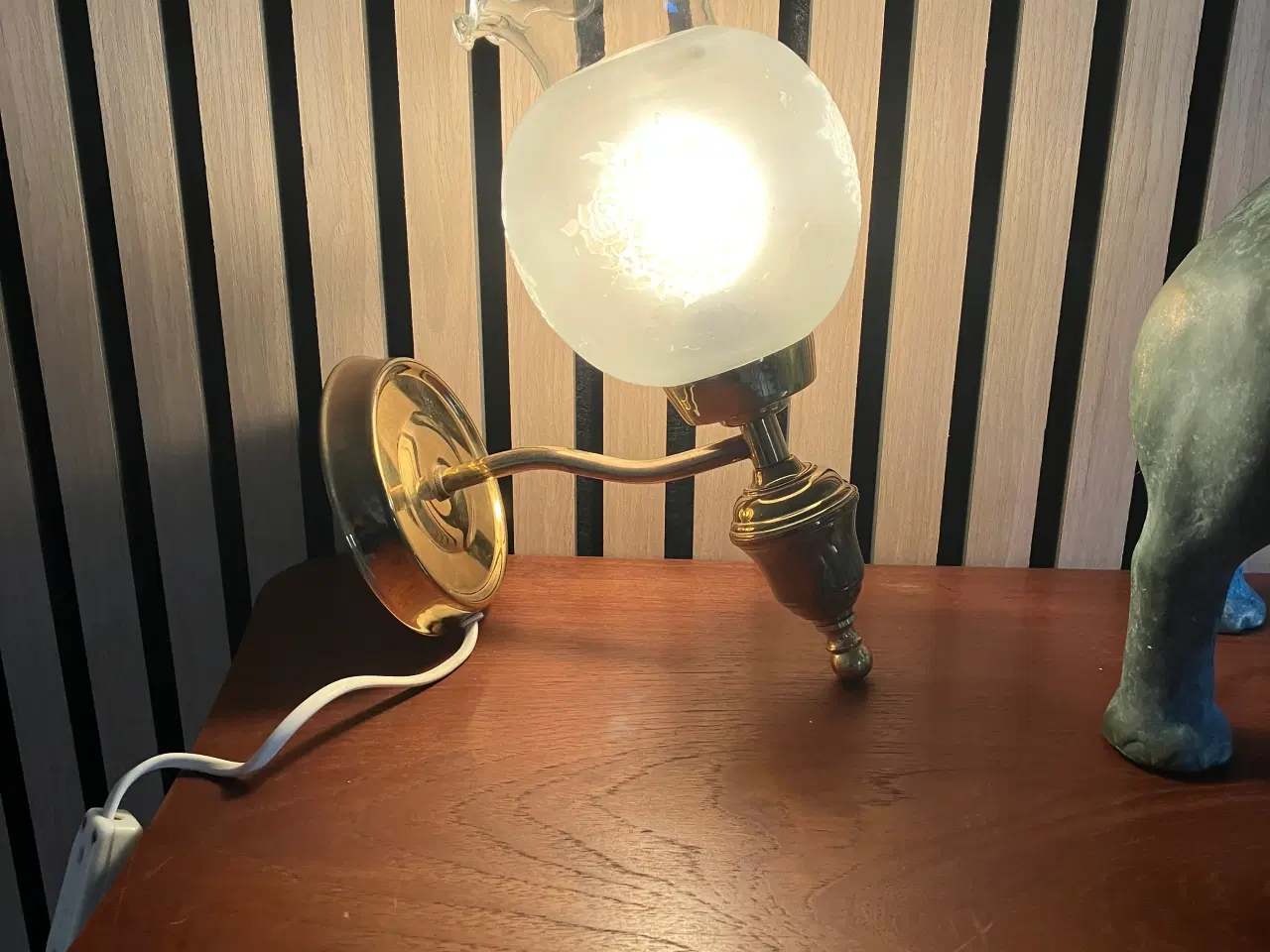 Billede 1 - Væglampe i messing med kuppel i matteret glas med