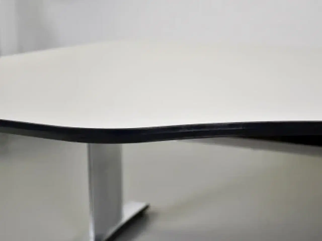 Billede 7 - Hæve-/sænkebord med hvid plade med mavebue, 200 cm.