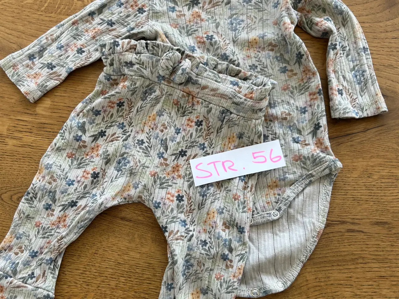 Billede 4 - Babytøj til pige str 56