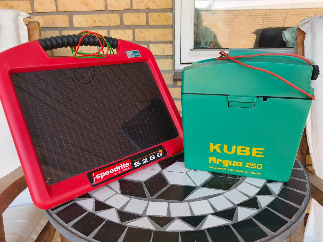 Billede 1 - Solcellepanel med batteri til Volier