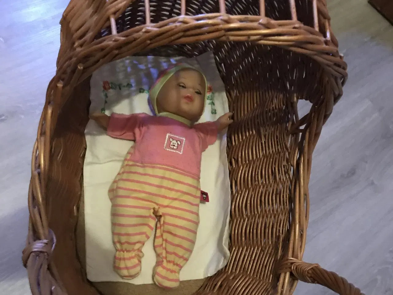 Billede 2 - Dukkevogn i flettet rødpil