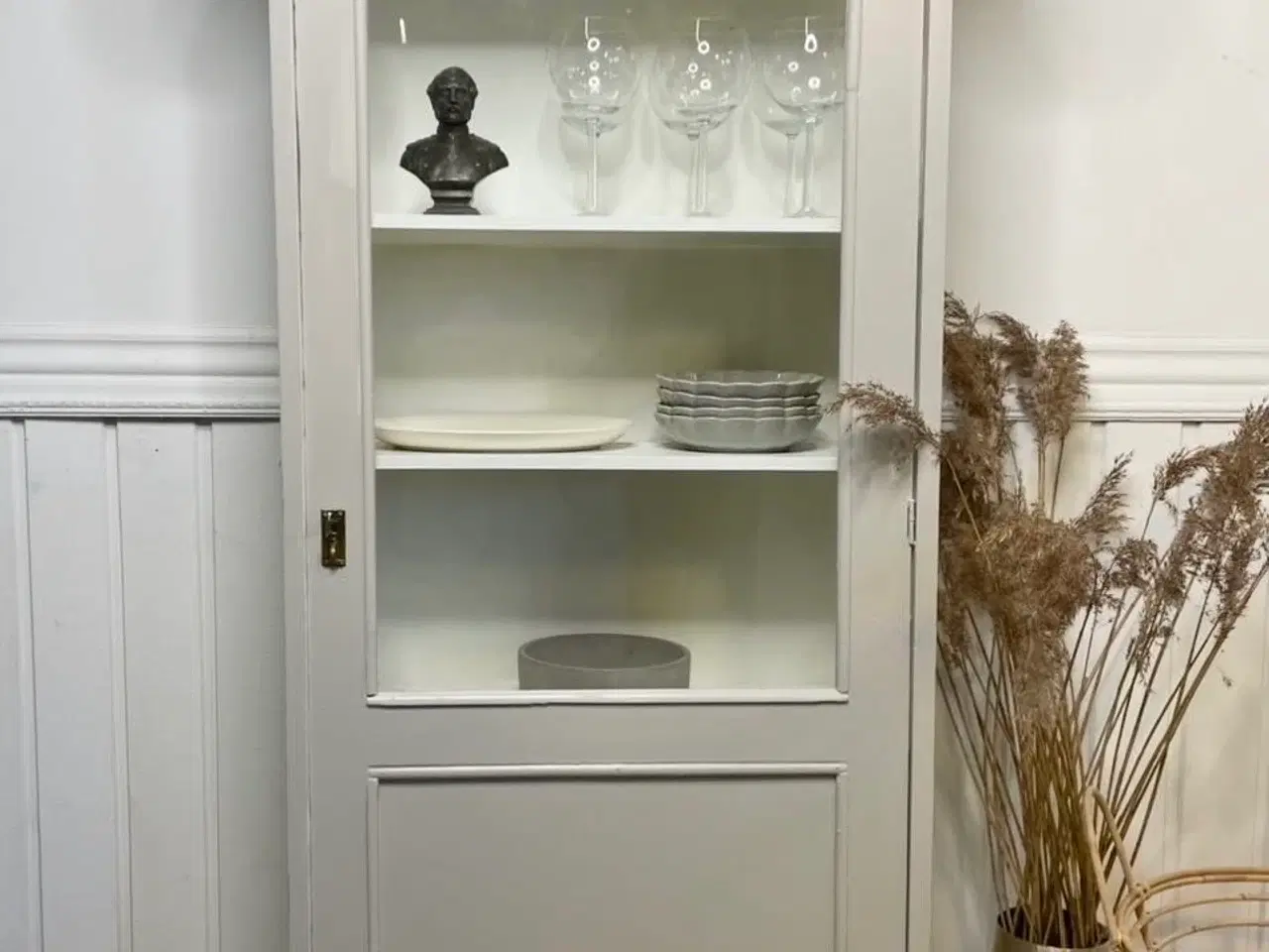 Billede 1 - Vintage vitrineskab nymalet