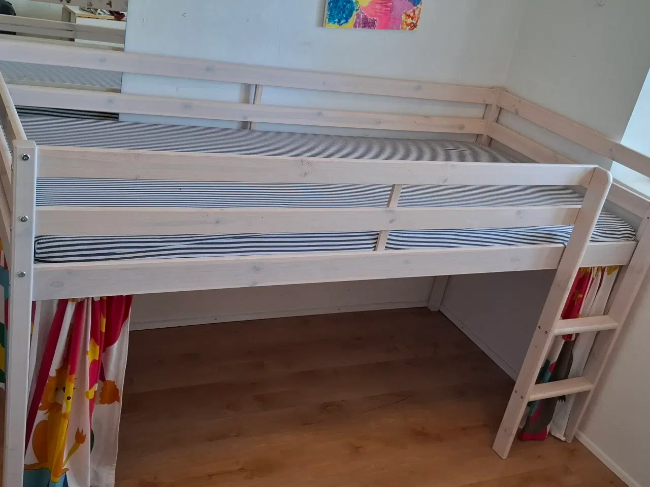 Billede 4 - Halvhøj seng med cirkusgardin