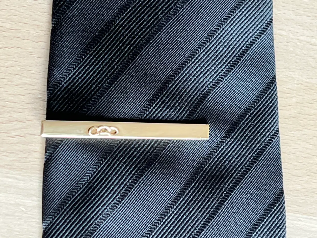 Billede 1 - slipsenål i 14 karat, med Odd Fellow logo