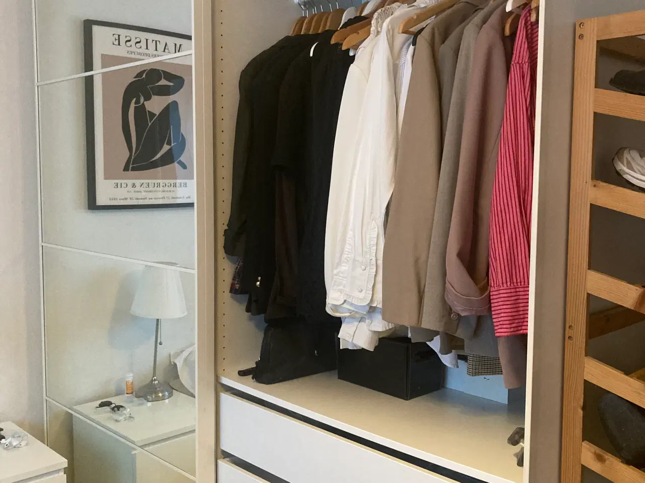 Billede 1 - IKEA PAX skab i hvid med skydelåger og spejl