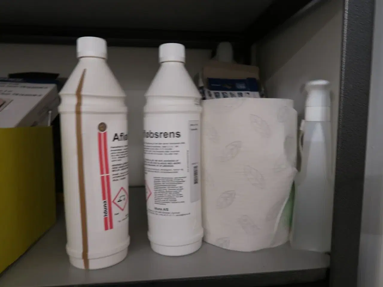 Billede 2 - Tøm reolen for indhold