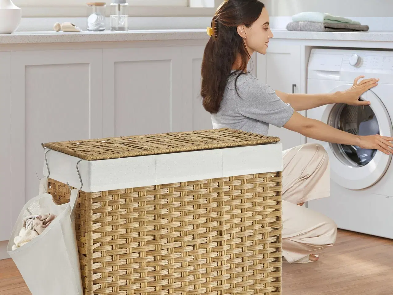 Billede 2 - Vasketøjskurv med låg – SONGMICS, 140 l, rattan-look, 3 rum, aftagelig inderpose, hjul og håndtag, natur, 66 × 33 × 60 cm