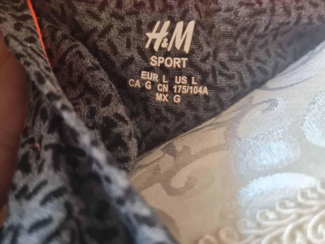 Billede 4 - H&M sport T-shirt str L 40