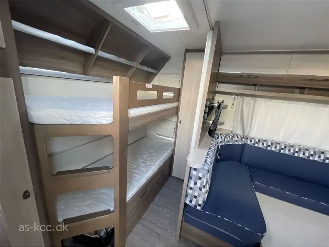 Billede 3 - 2017 - Hobby De Luxe 560 KMFe   Hobby De Luxe 560 KMFE årg. 2017 incl. 6 sovepladser, 6 siddepladser, Nyt Isabella Commodore Dawn 2024, mover, Eclipse12v tv, Sun Blue med stænger