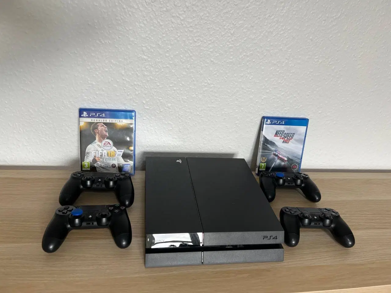 Billede 1 - PlayStation 4 med 4 controllere, spil & tilbehør