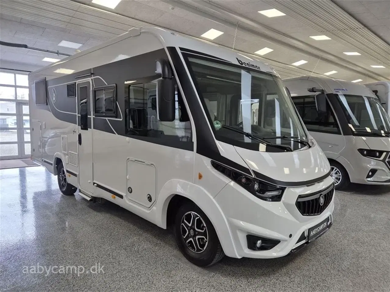 Billede 1 - 2024 - Benimar Amphitryon 967 Northautokapp   Nk.Pakke. Automatgear. solceller. 200Ah Lithium. 2000W inverter. luftundervogn på bagaksel. Hydrauliske støtteben. Alarm. Gasbageovn. Elektrisk tømning af frisk/spildevand. 3m vandfilter. tv samt internet antenne. Kan vejes op til 4400 kg.