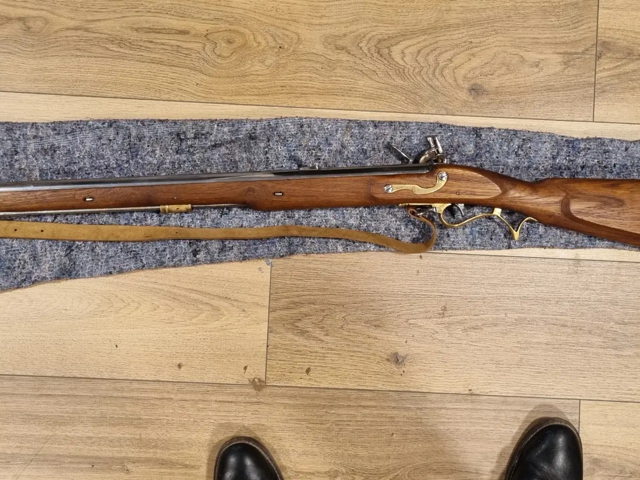 Billede 3 - Riffel Flint forlader kal. 62 med kugletang.