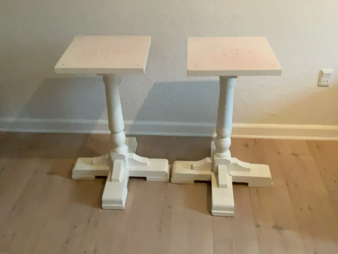 Billede 1 - 2 stk Hvidmalet café bordben