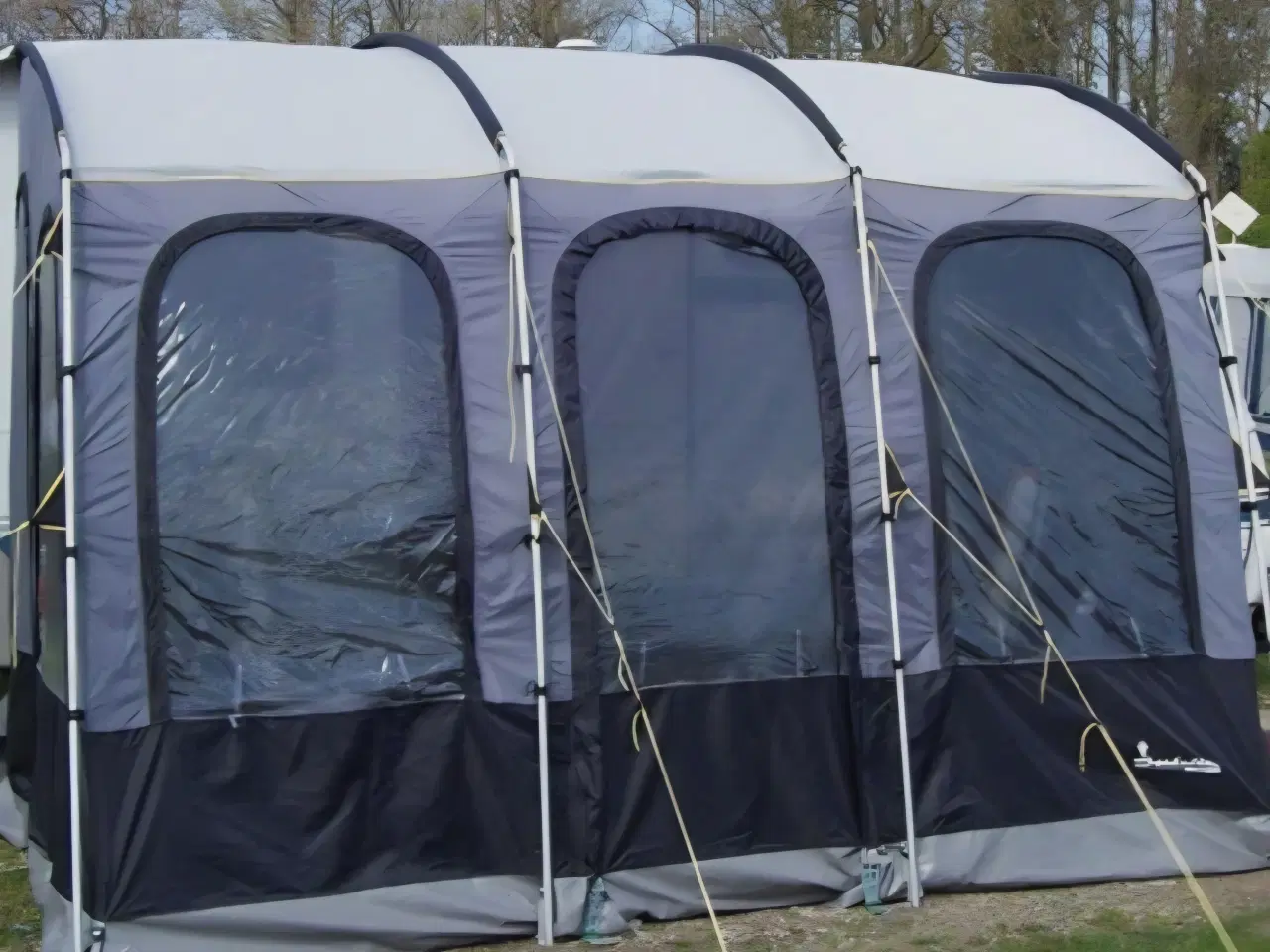 Billede 1 - Isabella explorer nærmest nyt rejsefortelt 