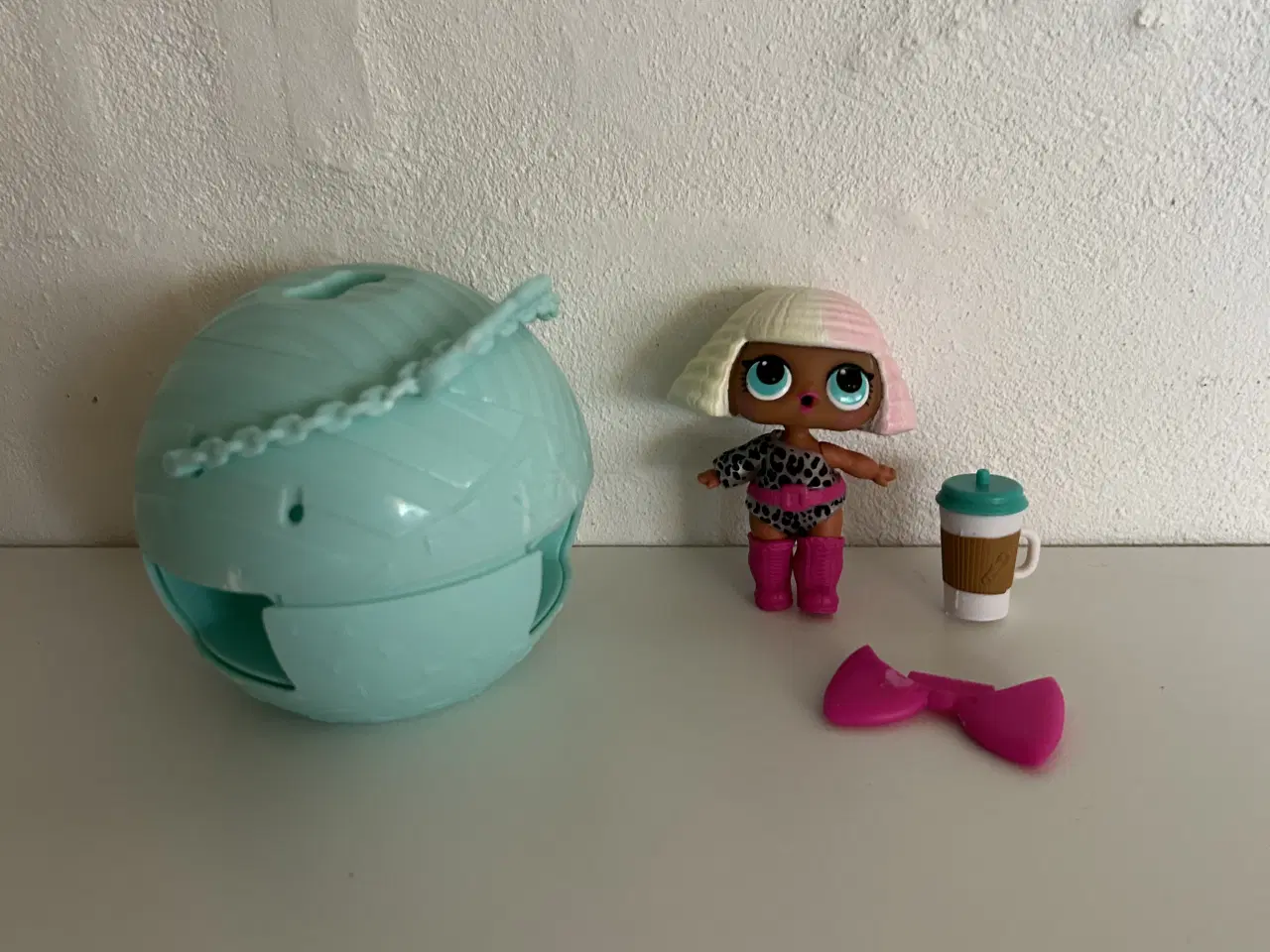 Billede 3 - L.O.L figur med tilbehør