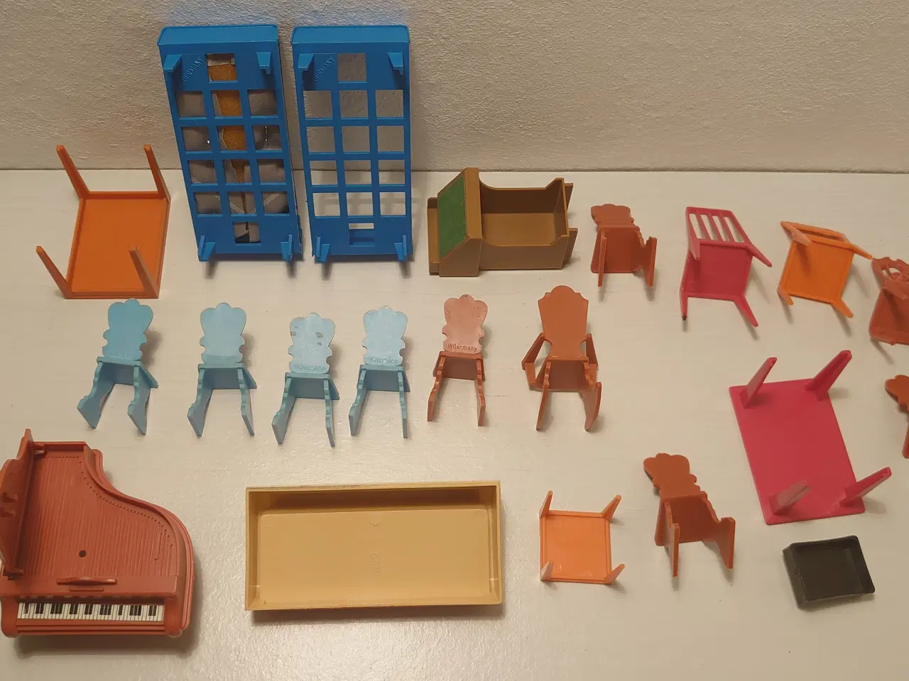 Billede 4 - 21 stk dukkehusmøbler i plast mærket Germany/Jean