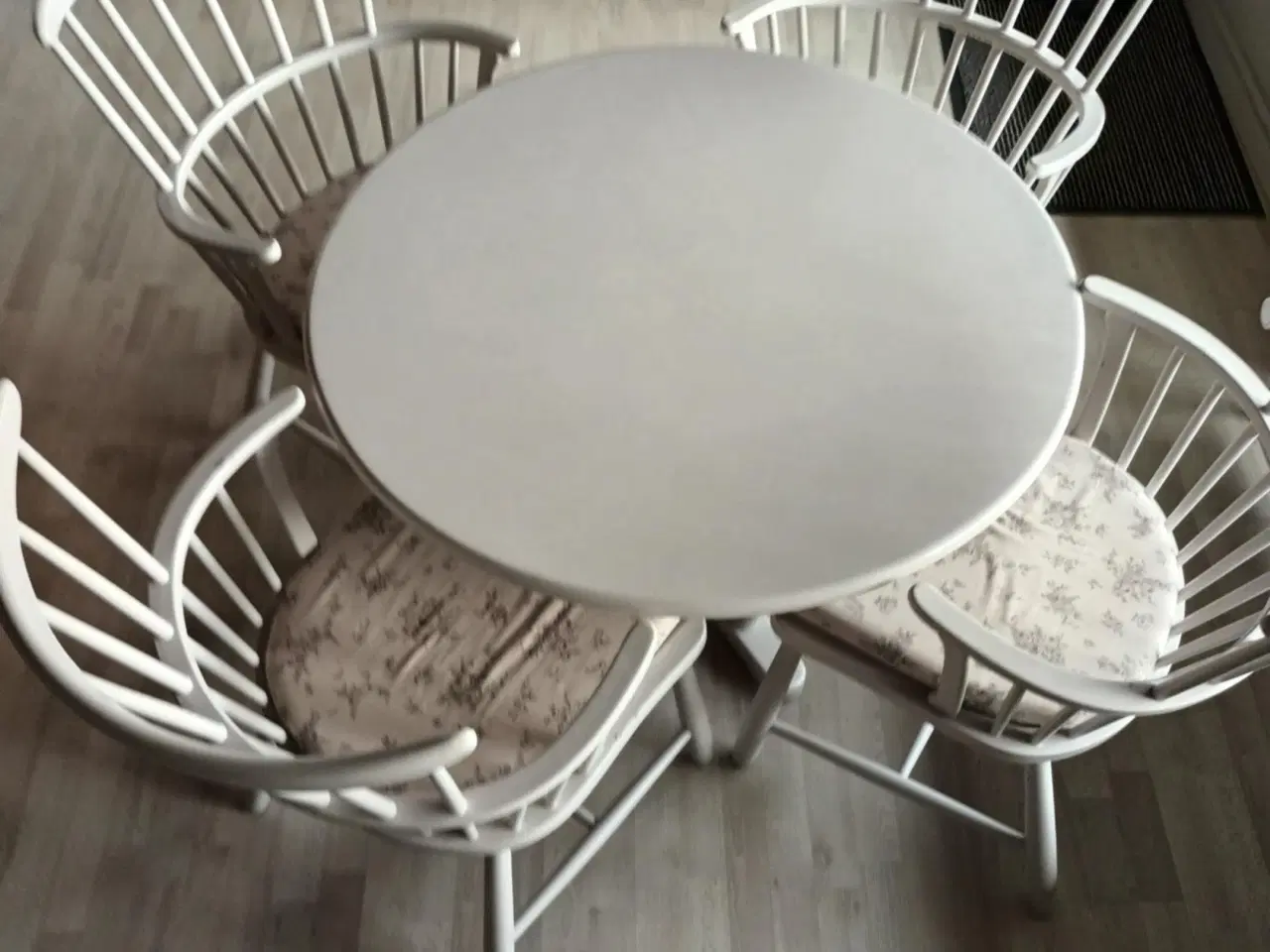 Billede 1 - Rundt bord med armstole fra 1947