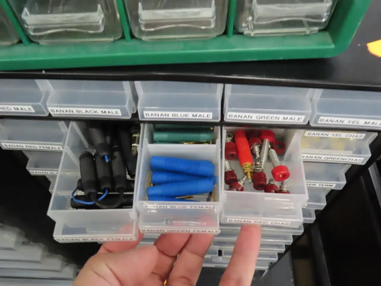 Billede 5 - Opbevaringskasser med div elektronikdele til bl.a. kabler