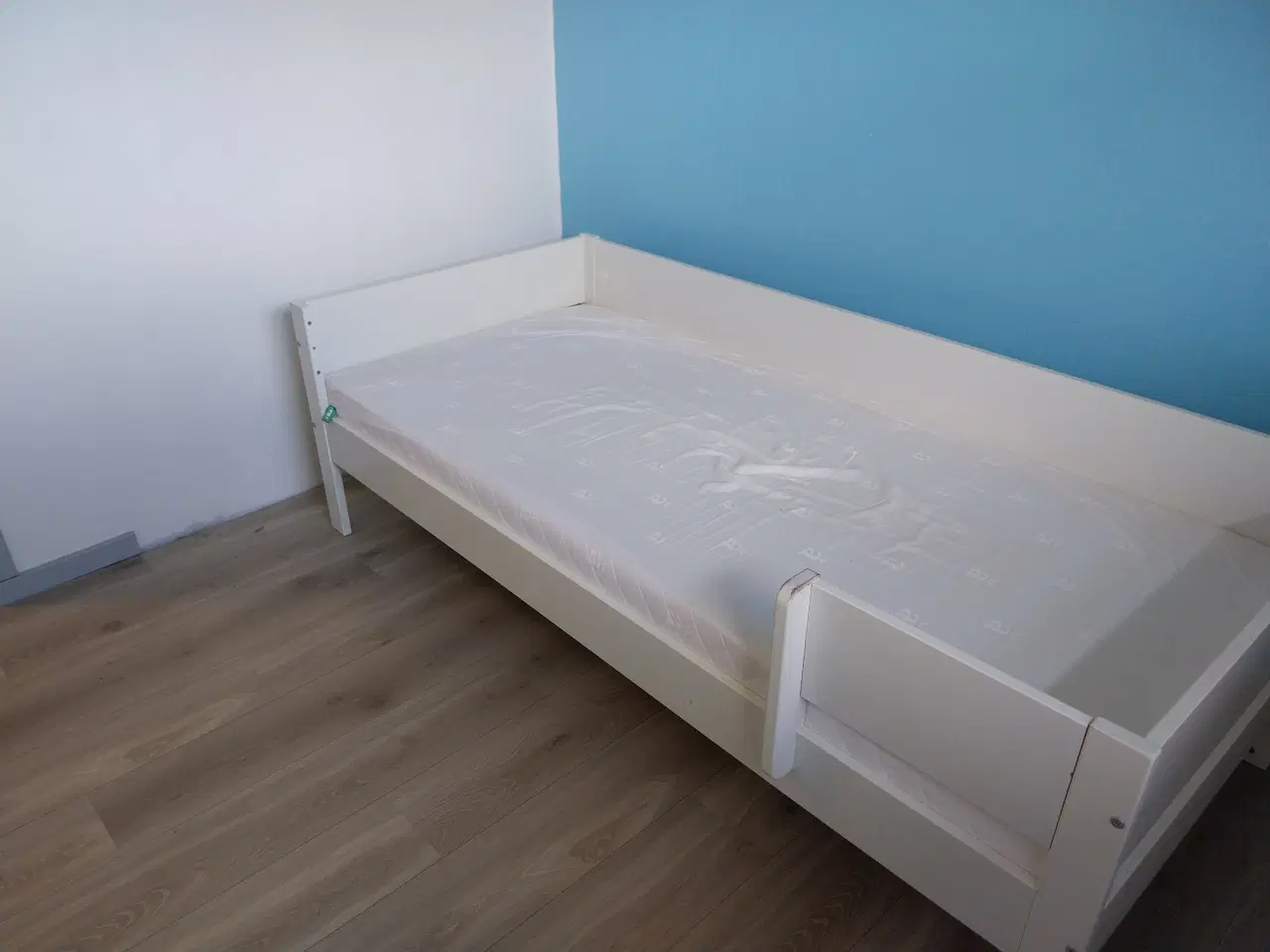 Billede 1 - juniorseng med madras sælges