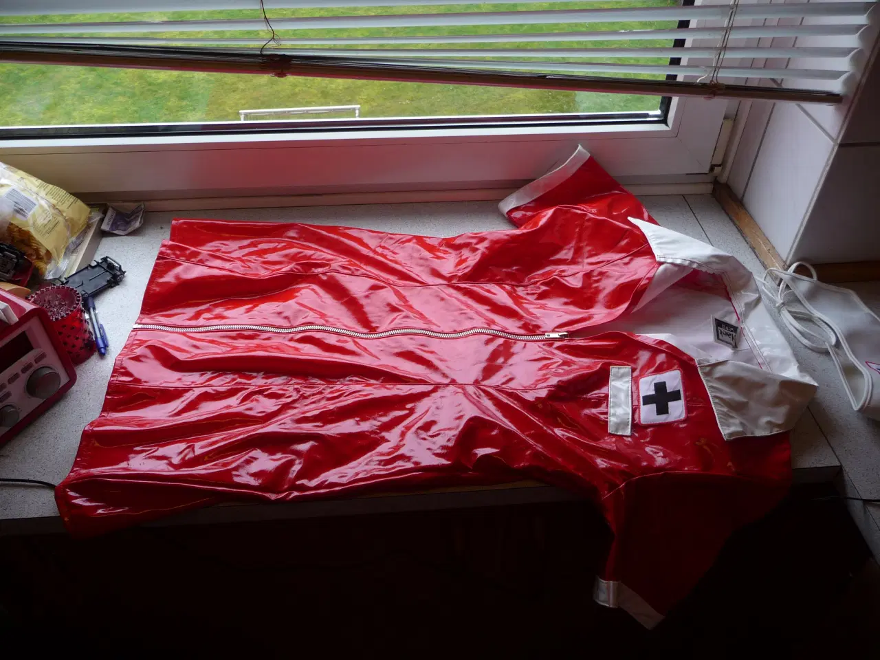Billede 7 - rød lak sygeplejerske kostume str XL