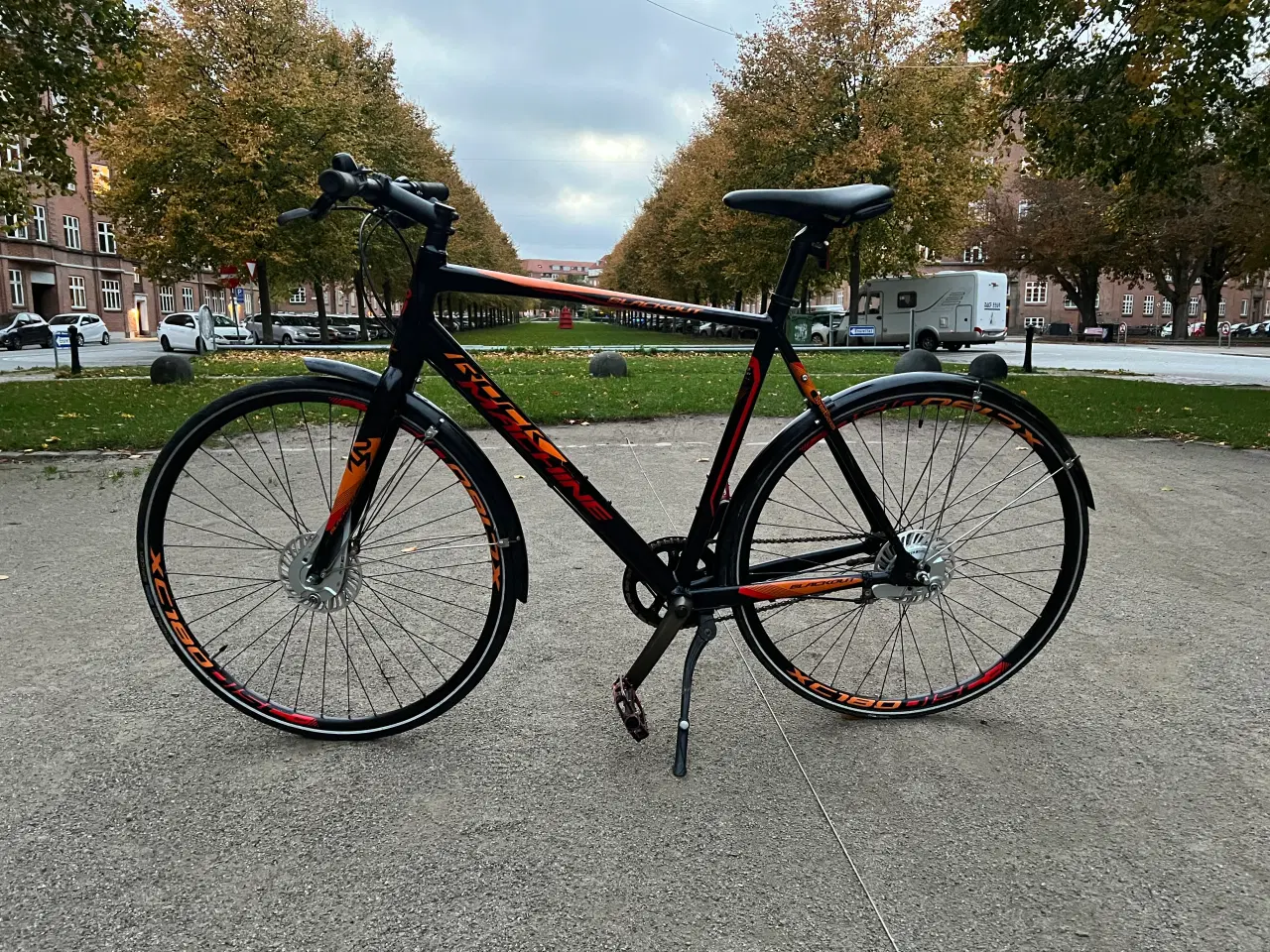 Billede 4 - RockMachine nyserviceret cykel, sort/rød, alu