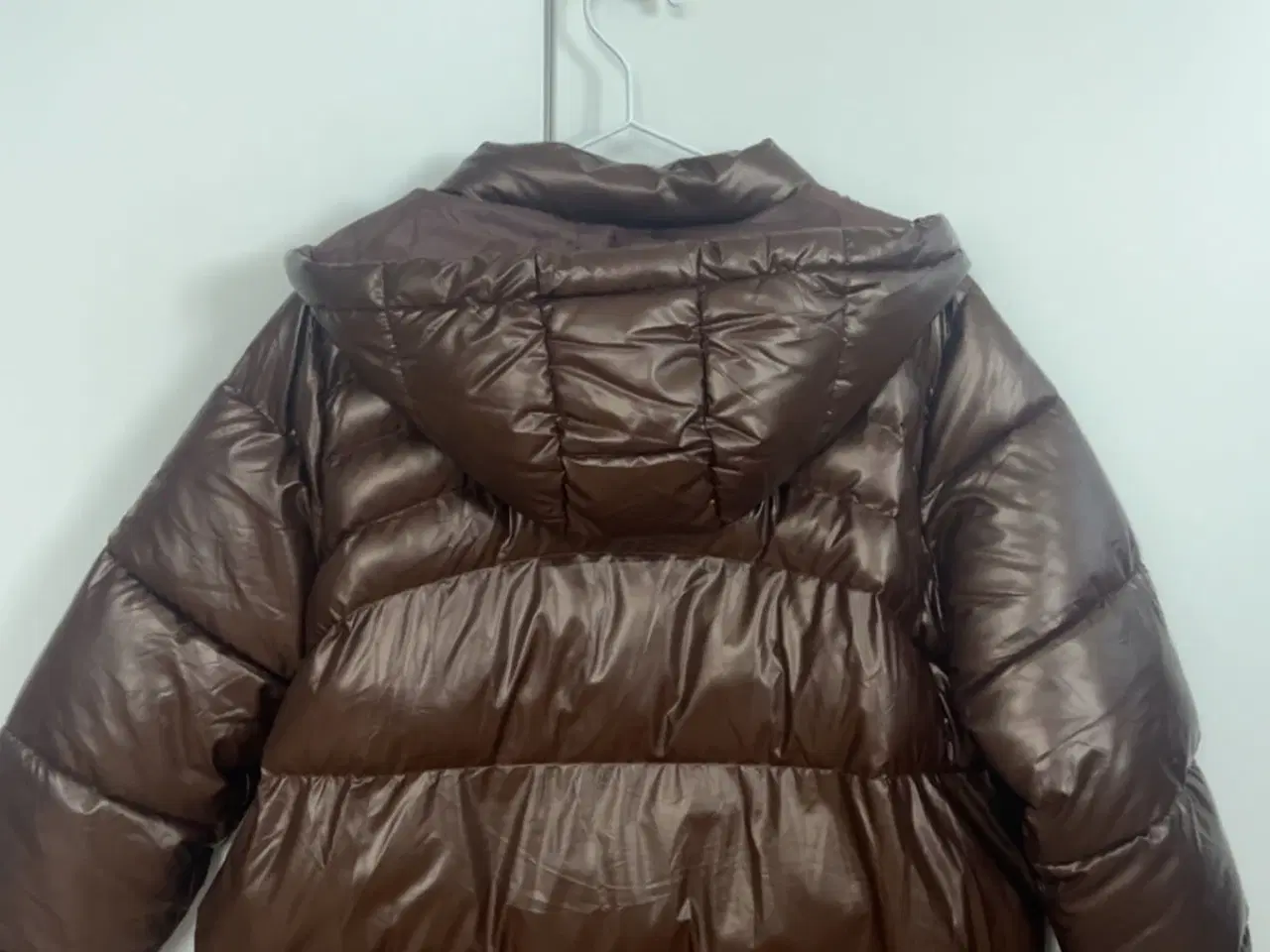 Billede 2 - Brun skinnende puffer jakke